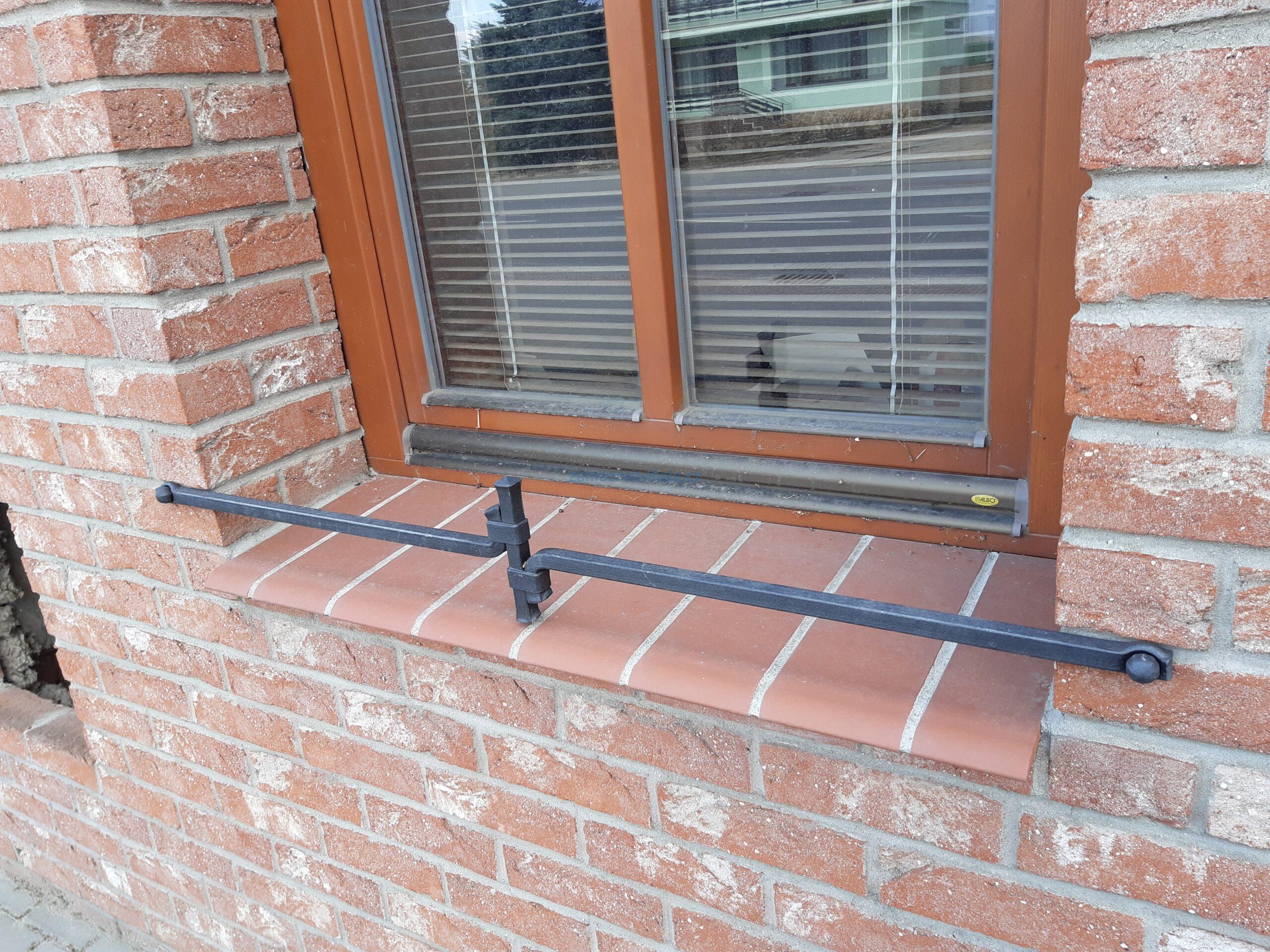 Kovaný držák květináče